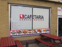 908109 Gezicht op de winkelpui van Cafetaria Oorsprongpark (F.C. Dondersstraat 2) te Utrecht, die o.a. 'Friets' verkoopt.